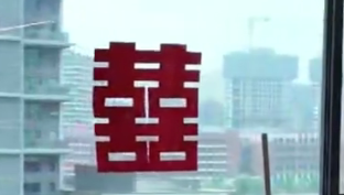 新人办极简婚礼自己主持不收份子钱，亲友：随性又浪漫超有态度