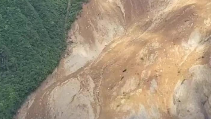湖南石门道路横腰中断 山体留伤痕