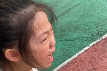 爸爸注意安全！9岁小女孩到消防站找爸爸突遇紧急出警，一声哭喊让人泪目