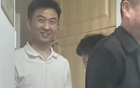 男子骨折住院朋友探望挤满病房：比止疼药管用