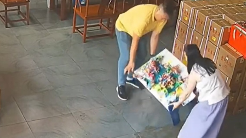 父母弄散儿子拼3天积木感觉天塌了