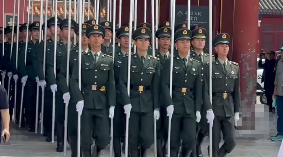 气宇轩昂！国旗护卫队擎旗杆迎面走来，整齐划一，气场全开