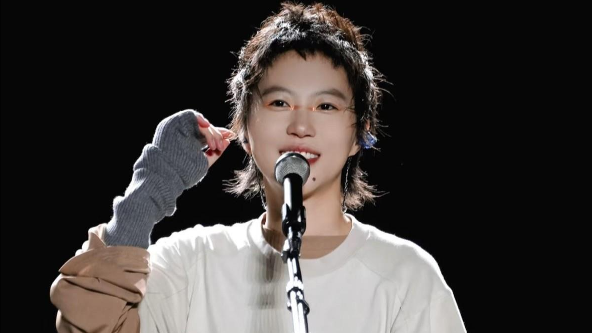 窦靖童登台翻唱窦唯经典，那英现场泪崩：一代人终将老去，包括我跟她妈