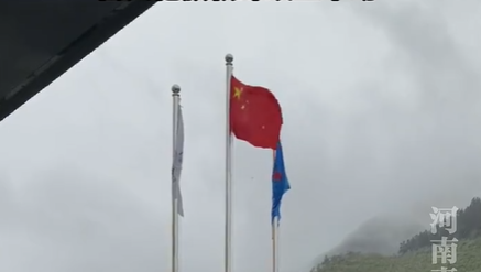 男子哼唱《歌唱祖国》国旗应声飘扬