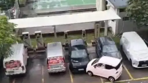 一男子因不满充电车位被占用，持灭火器连砸多车 警方回应