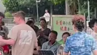 《友谊地久天长》具象化了，外国小哥与广场舞孃孃共舞，跨越国界、语言、年龄