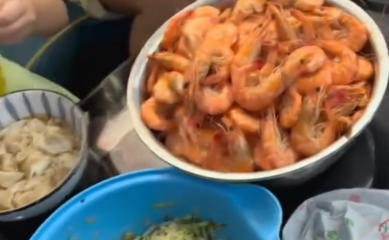 博主让妈妈做减肥餐，妈妈端上6斤虾和一盆黄瓜：不懂减肥餐但懂你饭量