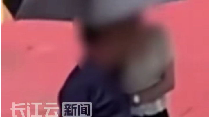 厦门一学校辟谣“学生操场升旗老师台下给校长打伞”：打伞的是父女