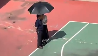 学校辟谣“女老师台下给校长打伞”：俩人系父女