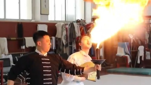 揭秘电视剧《主角》中的秦腔吹火特技 网友：一直以为嘴里含的是酒精