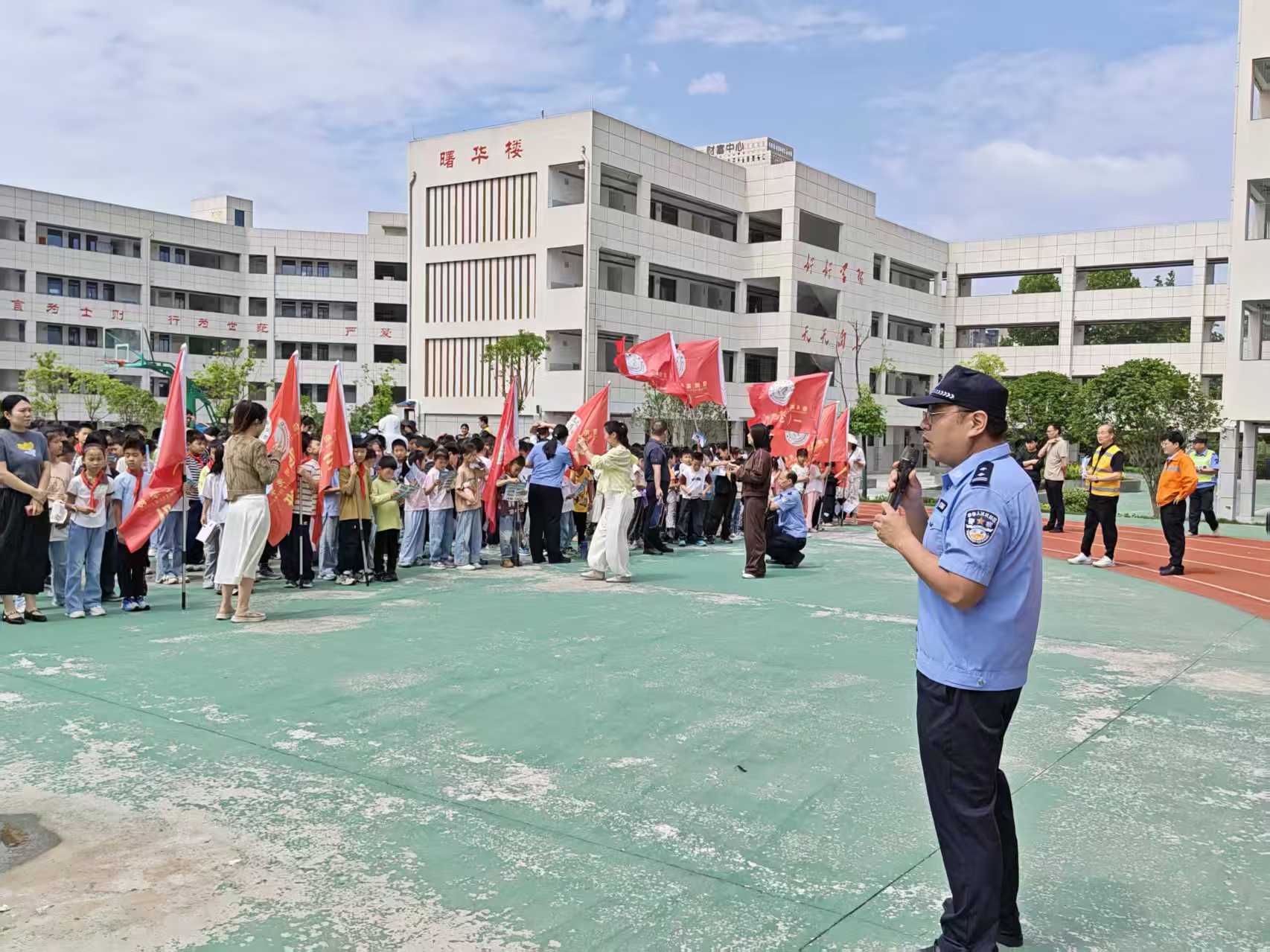 路地携手普法宣讲 同心共护铁路安全——武汉铁路公安处信阳东站派出所联合多单位开展 “5.26我爱路”爱路护路主题宣传活动