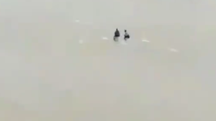 2男子钓鱼被困河道中央，水流湍急无法靠岸被河水冲走，不幸遇难