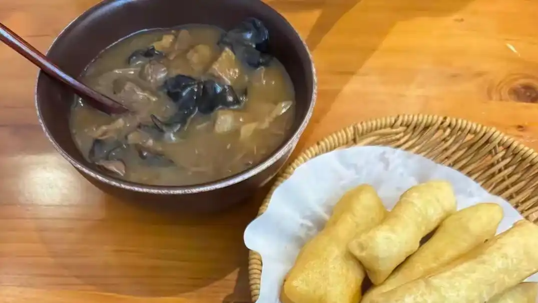 小伙英国硕士毕业后在伦敦卖胡辣汤，每天营业额约2000英镑