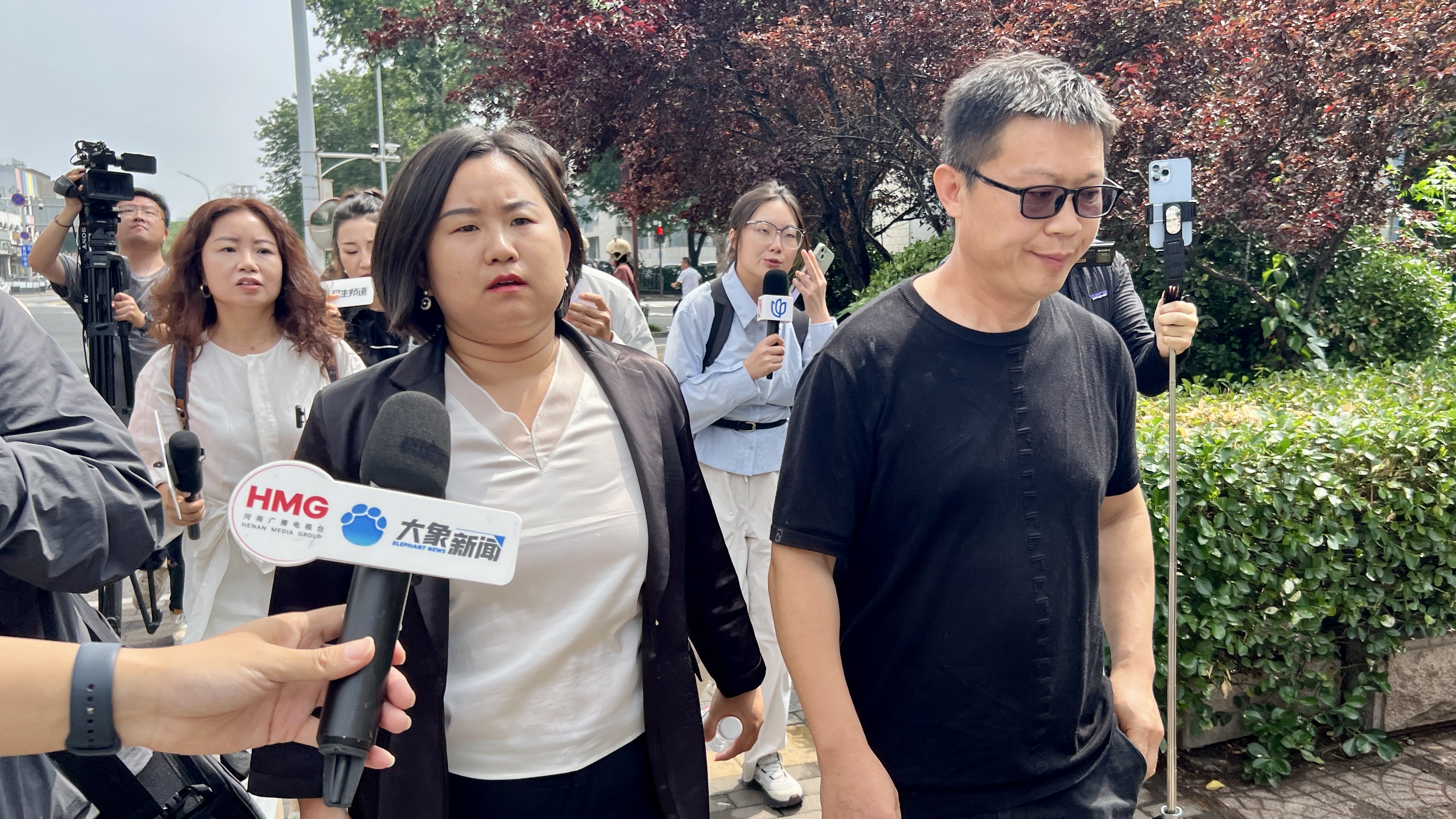 男子结婚22年发现俩儿非亲生案开庭 其律师称将提交新证据
