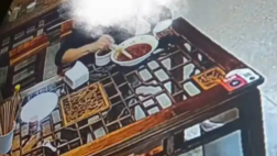男子吃完面加6勺辣椒酱被店主曝光不打码，律师：可主张赔偿，严禁露顾客正脸