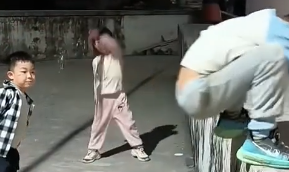 跳上去是成功，跳不上去是成长！小男孩经过多次思考后终于跳上平台