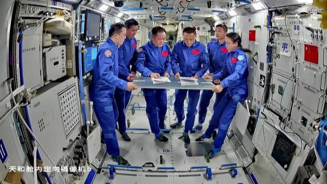 航天员要回家的快乐全写脸上了