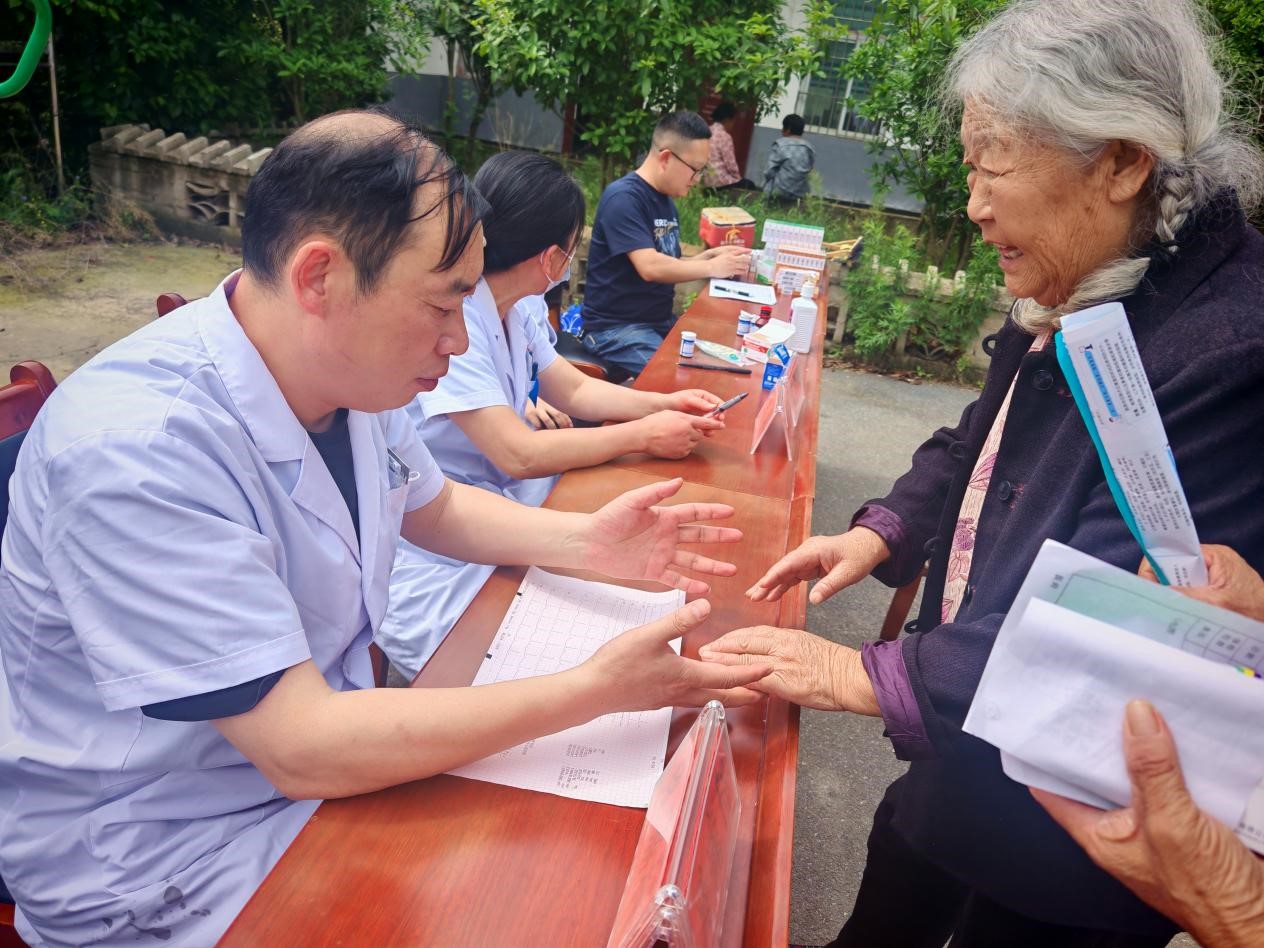 确山县级医院义诊服务进机关入乡村