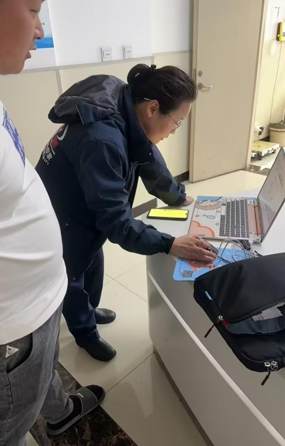 病床前的三次俯身 ——记联通营业员吕文晓的暖心服务