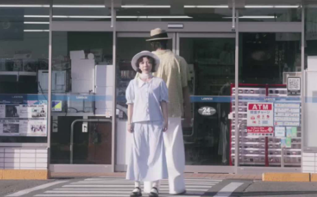 中国情侣在富士山便利店前跳舞被批