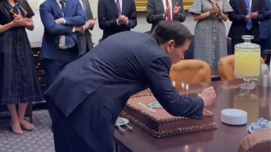 白宫同事给鲁比奥唱生日歌时不知道该叫他什么，集体卡壳