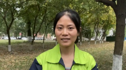 33岁环卫女工回应考上硕士研究生 晚上回家先带娃再学习到12点
