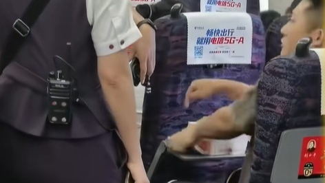 男子高铁上堆钱炫富 乘务员和乘警好心劝说反被怼：我有600万要不要看