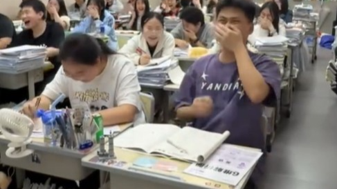英语听力响起的竟是语文老师的声音：“作文写完了，人生的文章才刚开头”