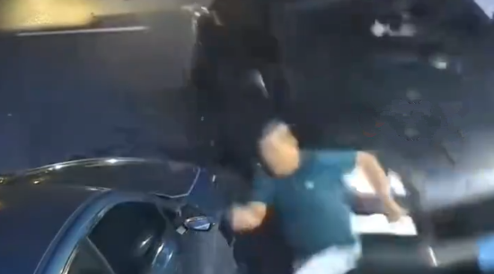 保时捷为避奥迪猛打方向盘撞向路人，大哥惊险躲开后吓得瘫坐原地