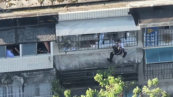 “我不上孩子就没了！”小孩意外悬在六楼窗外，辅警从隔壁翻窗托举救人
