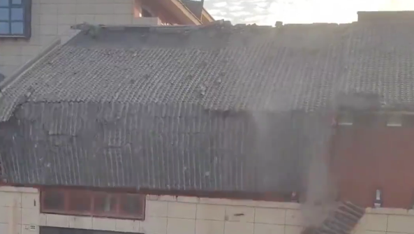 河北一建筑瓦片如瀑布般掉落，路边停放车辆被砸变形，当地官方回应
