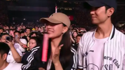 20年青梅竹马演唱会上求婚，邓超带三万人送求婚祝福，当事人回应