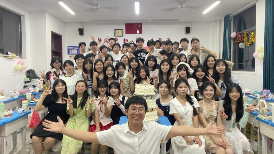 00后班主任的首届00后学生要高考了 3年时间把垫底班带到年级第一
