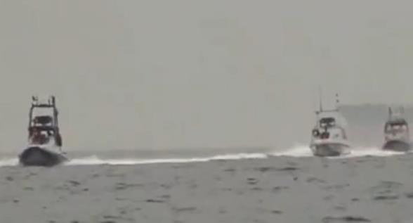 伊朗公布革命卫队海军在霍尔木兹海峡巡逻画面