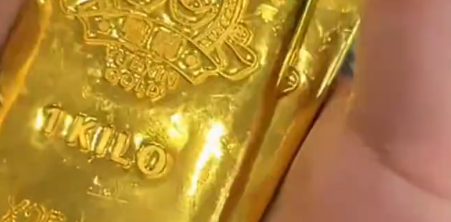 保洁在清华大学垃圾桶清出价值20万金条 ，一共两根，每根100克