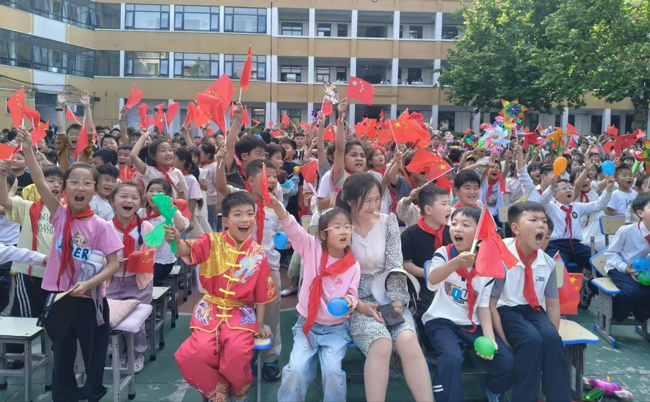 河南确山二小：童心飞扬 快乐成长