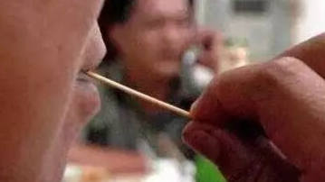 男子用牙签剔牙引发重症破伤风