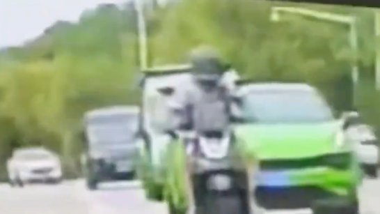 摩托车手挑衅轿车，轿车司机当场将其别倒
