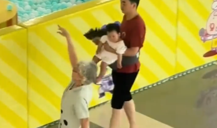 带娃界“最美外婆”出现了！外孙在儿童乐园玩耍，外婆在一旁翩翩起舞