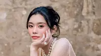 奚梦瑶戴了婆婆的珍珠发夹！奚梦瑶发文感谢梁安琪，发卡及项链是婆婆私人珍藏