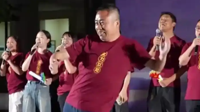 58岁校长跳霹雳舞给高三考生解压，学生：原来他是这样的校长