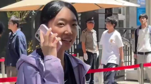 考生出考场第一件事都在“找妈妈”，网友：一年一度“小蝌蚪找妈妈现场”
