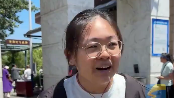 女生第一个走出高考考场：我妈让我第一个出来，混个采访