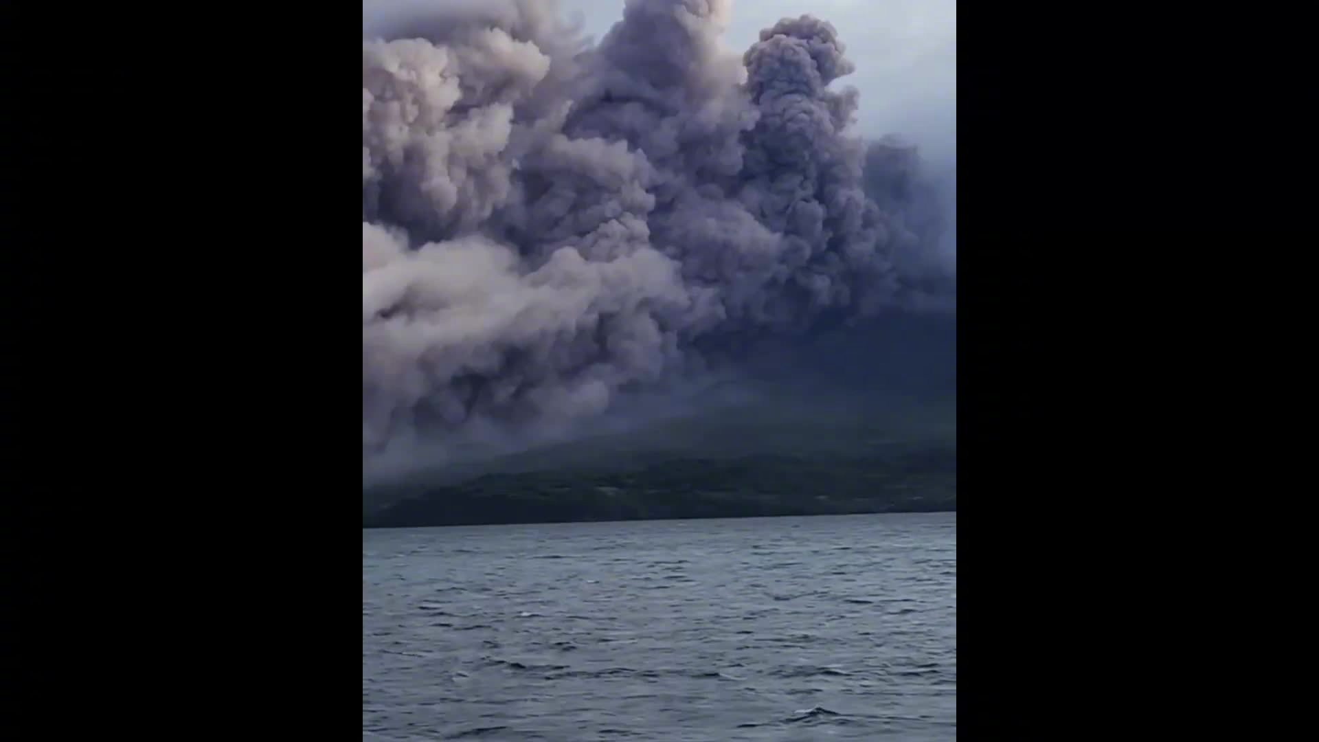 日本樱岛火山喷发下起火山灰雨