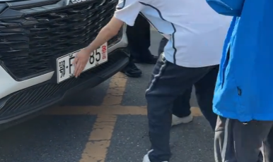 警车985车牌快被摸到包浆了