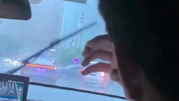 “莫哭莫哭莫哭 弟弟我们尽快” 考生因暴雨被困 交警暖心喊话护送