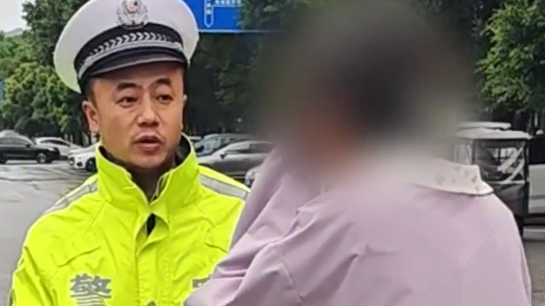 高考生到考点发现准考证遗失急哭，交警10分钟帮忙找回