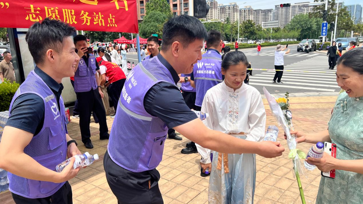 暖心护航2026高考擦亮“紫愿有你”志愿服务品牌