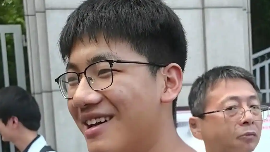 记者刚开口安慰 考生：我已经考上了