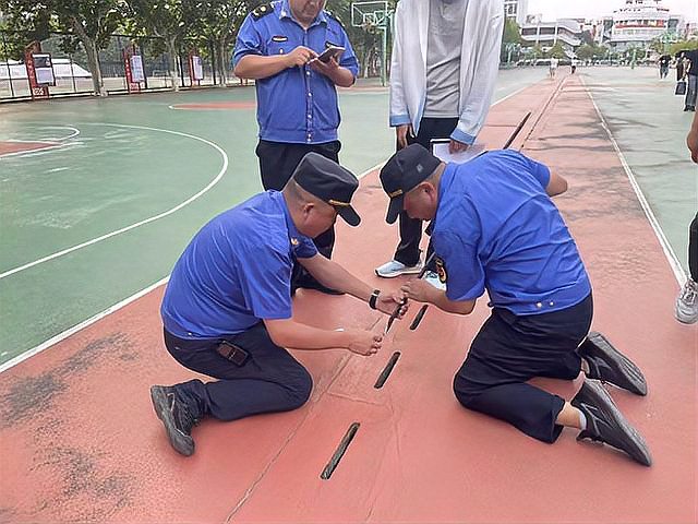 考生身份证掉下水道 城管跪地捞出